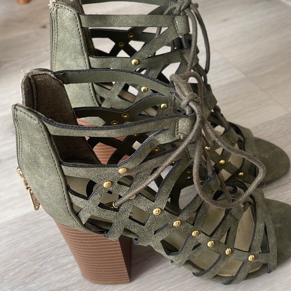 Heels - Picture 4 of 6